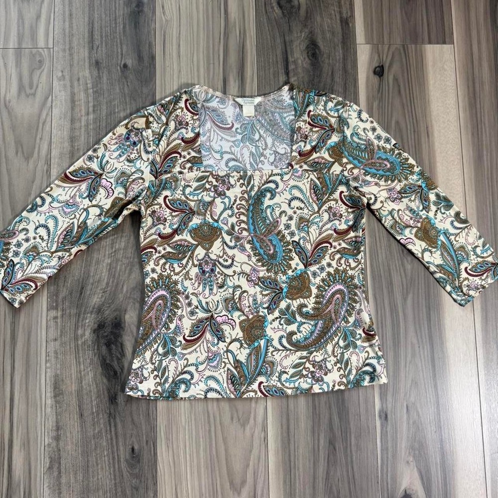 Y2K 3/4 sleeve paisley blouse in size small featuring gorgeous blue